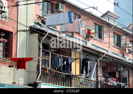 Biancheria stesa ad asciugare nella Vecchia Shanghai Foto Stock