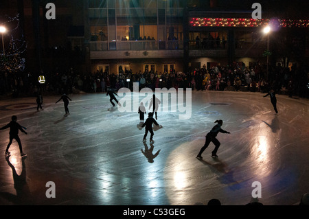 Pattinatori eseguire per il pubblico per la Vigilia di Capodanno in Town Square Park, centro di Anchorage, centromeridionale Alaska, inverno Foto Stock