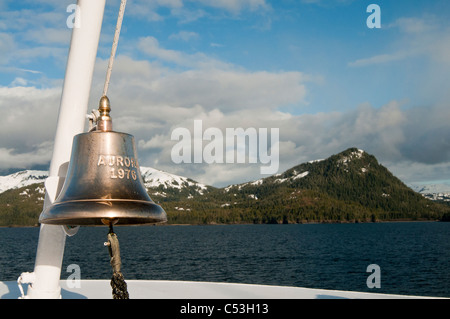 La campana del M/V Aurora durante il transito in Prince William Sound, centromeridionale Alaska, molla Foto Stock