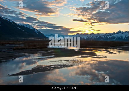La luce del mattino al di sopra del Chugach Mountains riflette in della treccia di Scott nel fiume il Chugach National Forest, Alaska, molla, HDR Foto Stock