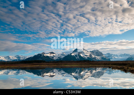 Alaganik slough si riflette nel Chugach Mountains e cirrocumulus, Chugach National Forest, Cordova, Alaska Foto Stock