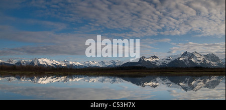 Un tranquillo laghetto riflette il Chugach Mountains e nubi cirrocumulus al mattino, Chugach National Forest, Cordova, Alaska Foto Stock