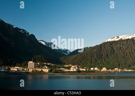 Il centro di Juneau come visualizzato dall Isola di Douglas, a sud-est di Alaska, estate Foto Stock