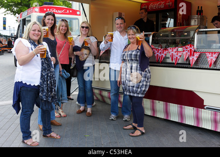 Assumere che i tifosi pongono per la fotocamera al di fuori di un bar ristoro presso lo Stadio di Wembley a solo un ora prima del sabato 2 luglio gig. Foto Stock