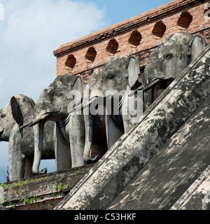 Statue di elefante al Wat Chedi Luang, Chiang Mai, Thailandia Foto Stock