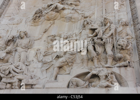 Il monumento situato nel pesce Street Hill nella città di Londra, che commemora il Grande Incendio di Londra. Foto Stock