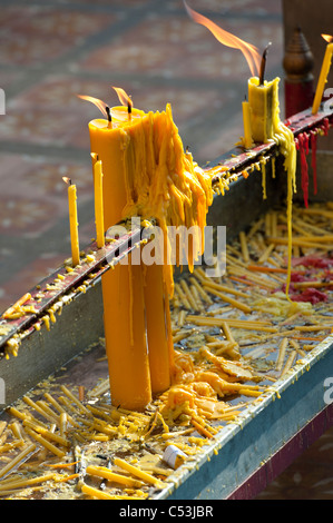 Candele accese al Wat Phrathat Doi Suthep, Chiang Mai, Thailandia Foto Stock