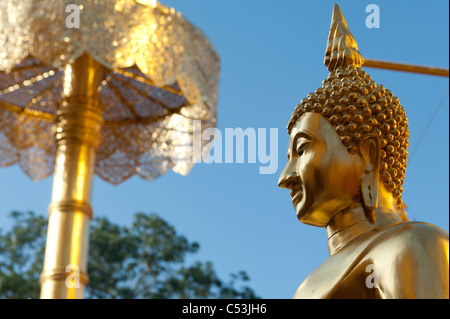 Basso angolo vista di una statua del Buddha al Wat Phrathat Doi Suthep, Chiang Mai, Thailandia Foto Stock