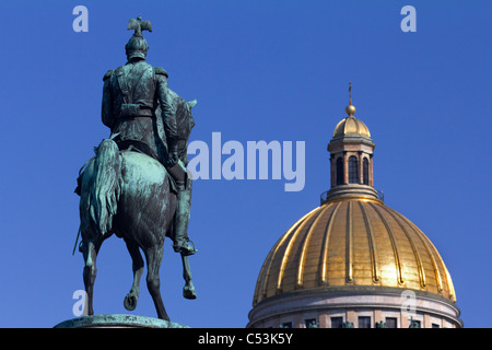 Statua di Nicholas il primo e la cupola di San Isacco cattedrale, San Pietroburgo Russia Foto Stock