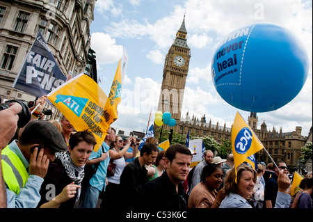 Un marzo organizzata dalla PCS europea è unita da molti altri. Essa segna un giorno del settore pubblico investe su modifiche di pensione Foto Stock