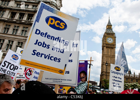 Un marzo organizzata dalla PCS europea è unita da molti altri. Essa segna un giorno del settore pubblico investe su modifiche di pensione Foto Stock