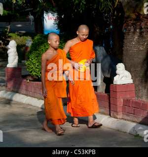 Due monaci novizio presso Wat Srisoda, Chiang Mai, Thailandia Foto Stock