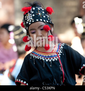 Ragazza Thai ballare al Wat Phrathat Doi Suthep, Chiang Dao, Chiang Mai Provincia, Thailandia Foto Stock