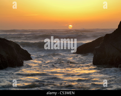 Tramonto in grotta. Puzzava Sands State Park, Oregon Foto Stock