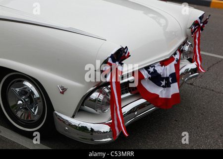 1955 Ford Crown Victoria auto con nastri patriottica del 4 luglio Parade --- Bloomington Foto Stock