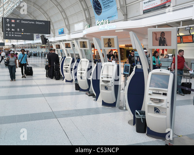Air Canada electronic i chioschi di check-in presso l'aeroporto internazionale di Toronto Pearson Foto Stock