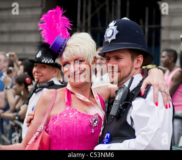 Un Gay Pride partecipante abbracciando una London police officer. Foto Stock