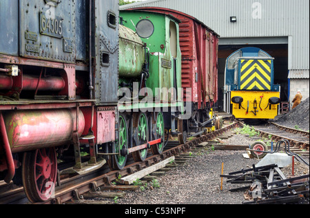 In engine yard a Nene Valley Railway a Wansford, locomotive in attesa di restauro, diesal motore in background Foto Stock