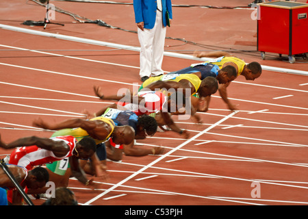 Pechino - 18 agosto: Inizio della gara di sprint maschile dei 100 metri, dove Usain Bolt stabilisce un nuovo record mondiale alle Olimpiadi del 2008. 18 agosto 2008 Pechino, Cina Foto Stock