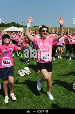 Le donne e i bambini godendo la Brighton corsa per la vita che aiuta a raccogliere fondi a favore della ricerca sul cancro del Regno Unito Foto Stock