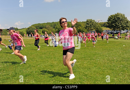 Le donne e i bambini godendo la Brighton corsa per la vita che aiuta a raccogliere fondi a favore della ricerca sul cancro del Regno Unito Foto Stock
