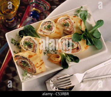 Rotoli di crêpes con ripieno di salmone Foto Stock