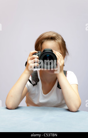 7 anno vecchia ragazza che ha utilizzato una reflex Foto Stock