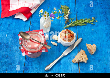 Mediterraneo formaggio fatto da crema di formaggio, formaggio feta, carciofi e pomodori secchi e erbe aromatiche Foto Stock