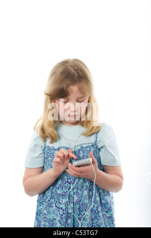 Ragazza di età primaria giocando con un iphone/ipod touch contro un bianco semplice sfondo per studio. Foto Stock