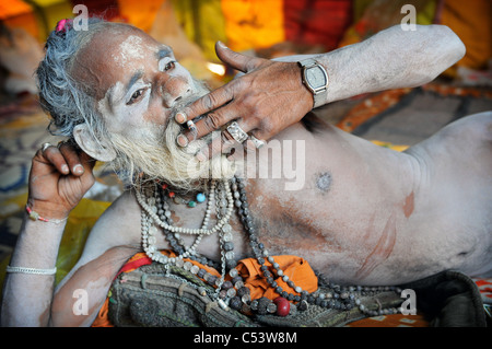 Un sadhu (Hindu uomo santo) presso il Kumbh Mela festival in India. Foto Stock