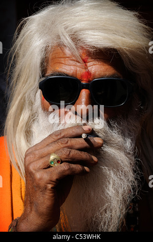 Un sadhu (Hindu uomo santo) presso il Kumbh Mela festival in India. Foto Stock