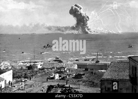 Invasione alleata della Sicilia 1943 noi nave Liberty " Robert Rowan' esplode dopo essere stato colpito da un bombardiere tedesco off Gela su 11 Luglio Foto Stock