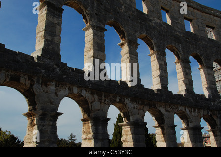 Close up di archi con cielo blu dietro all'anfiteatro romano di Pola, Croazia. Foto Stock