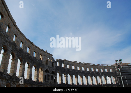 Anfiteatro romano di Pola Istria e Croazia. Archi e pareti visibili con blue sky copyspace. Foto Stock