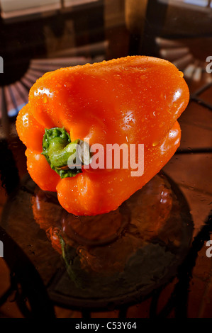 Arancio Pepe sul tavolo di vetro con le goccioline d'acqua. Foto Stock