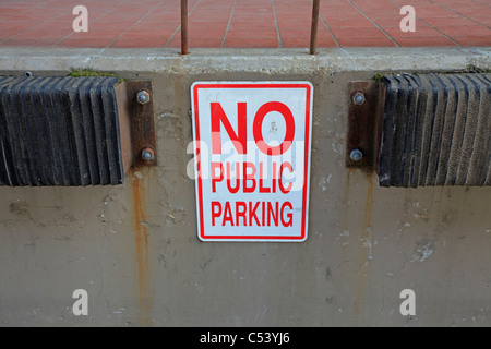 Nessun parcheggio pubblico segno alla banchina di carico Foto Stock