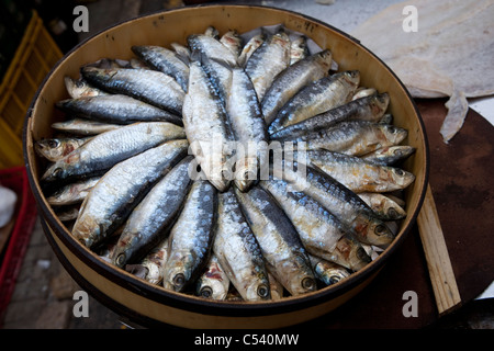 Sardine in vendita sul mercato Sineu stallo in Mallorca, Spagna Foto Stock