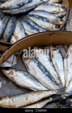 Sardine in vendita sul mercato Sineu stallo in Mallorca, Spagna Foto Stock