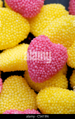 Gruppo di a forma di cuore ad Jelly Beans e rosa e giallo Foto Stock