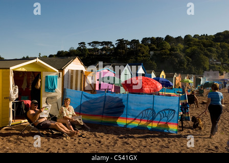 Spiaggia di capanne e turisti. Teignmouth, Devon, Inghilterra, Regno Unito Foto Stock