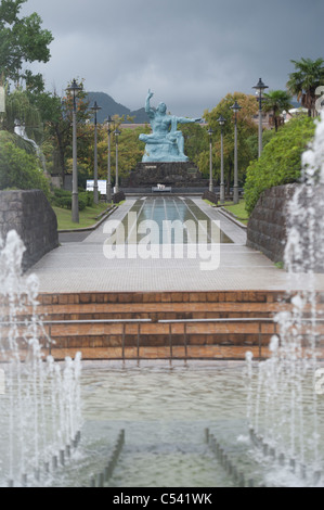 Fontana della pace nella parte anteriore della statua della Pace a Nagasaki il Parco della Pace di Nagasaki, Giappone Foto Stock