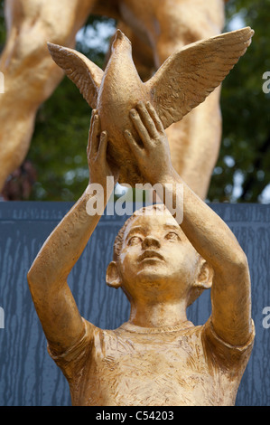 Statue a Nagasaki il Museo della Bomba Atomica, di Nagasaki, Giappone Foto Stock