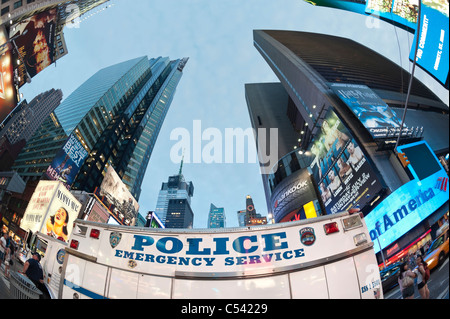 Times Square parcheggiato polizia servizio di emergenza carrello, dopo che la polizia ri-aprire strade chiuse, New York City, Stati Uniti d'America 2011-06-27 (fisheye) Foto Stock