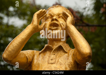 Statua di un ragazzo a Nagasaki il Museo della Bomba Atomica, di Nagasaki, Giappone Foto Stock