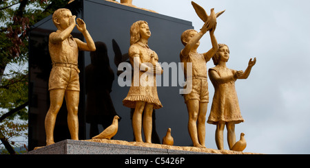 Statue a Nagasaki il Museo della Bomba Atomica, di Nagasaki, Giappone Foto Stock