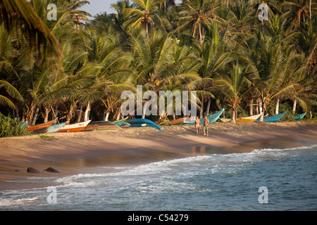 Coppia giovane camminare lungo la spiaggia da sogno in Mirissa, Sri Lanka Foto Stock