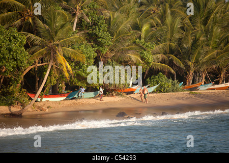 Coppia giovane camminare lungo la spiaggia da sogno in Mirissa, Sri Lanka Foto Stock