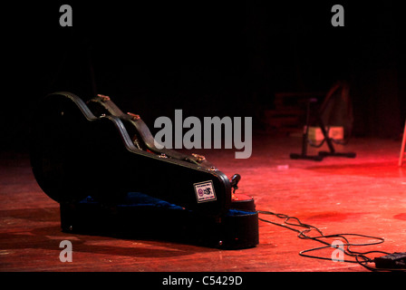 Chitarra acustica giacente sul palco Foto Stock