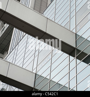 Basso angolo vista della Fuji Television Edificio, Odaiba, Minato Ward, Tokyo, Giappone Foto Stock