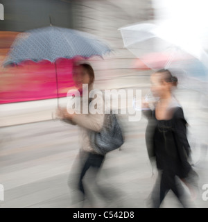 Due donne attraversando la strada, Ginza Chuo Ward, Tokyo, Giappone Foto Stock